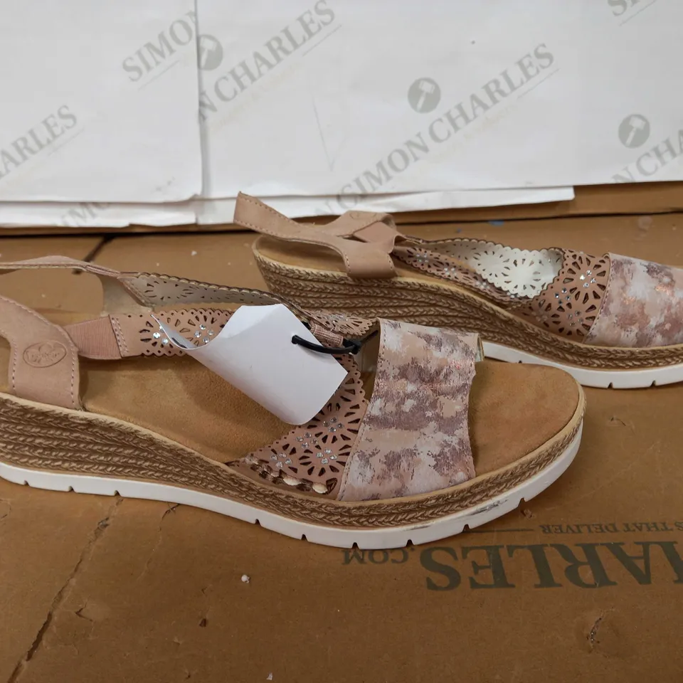 RIEKER WEDGED SANDLES