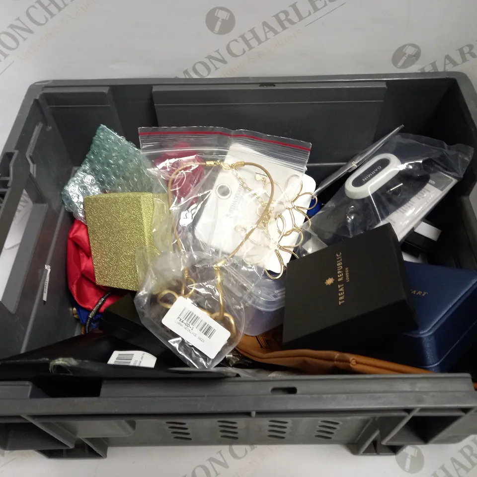 LOT OF ASSORTED JEWELLERY TO INCLUDE BRACELETS, EARRINGS, AND NECKLACES.