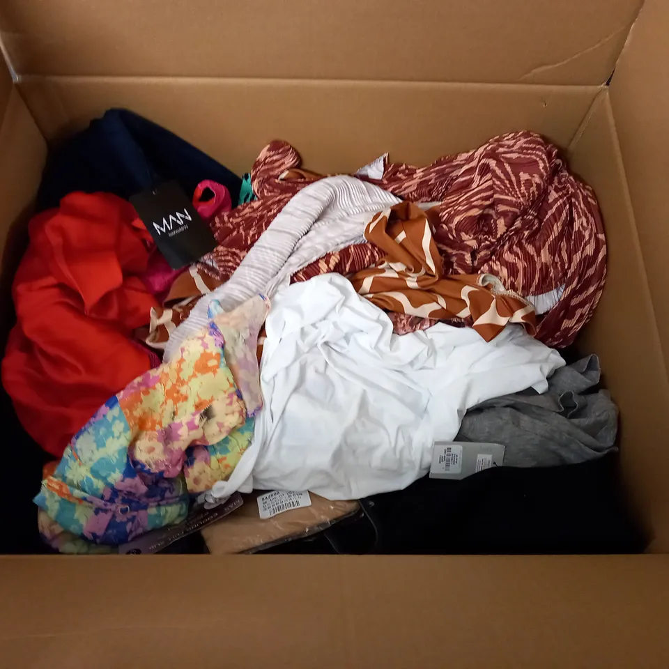 LARGE QUANTITY OF ASSORTED CLOTHING ITEMS TO INCLUDE SANDWICH, ASTRADIVARIUS AND BOOHOO