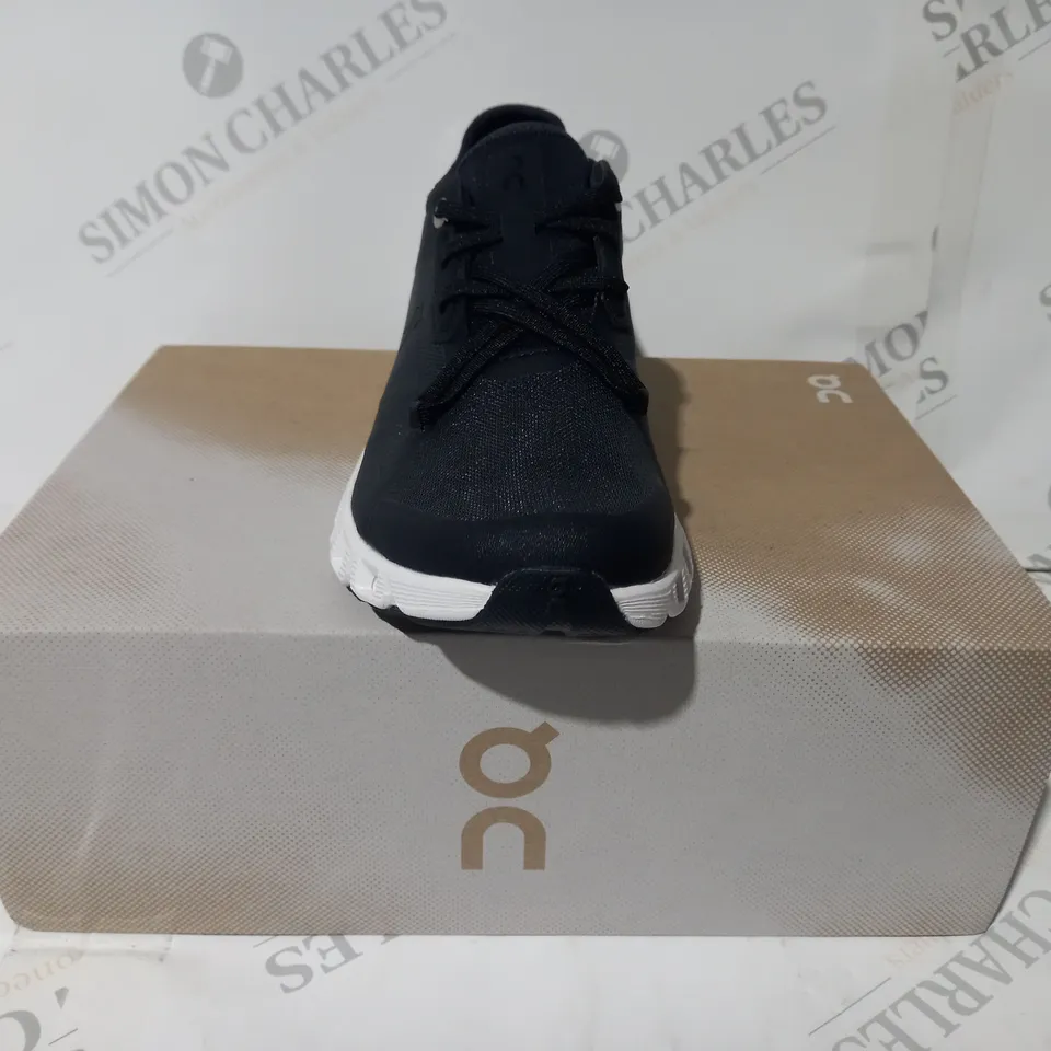 BOXED PAIR OF ON CLOUD X 3 AD SHOES IN BLACK/WHITE UK SIZE 4