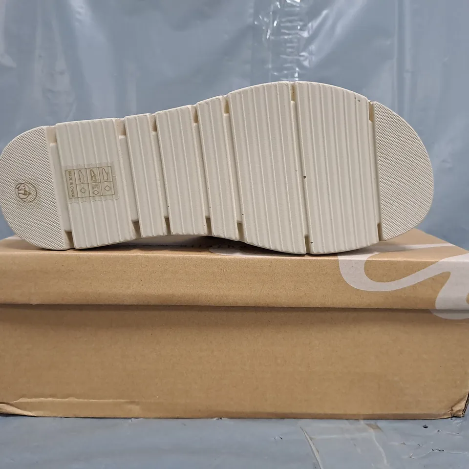 BOXED PAIR OF ELLA OPEN TOE FLATFORM SANDALS IN CREAM SIZE 4