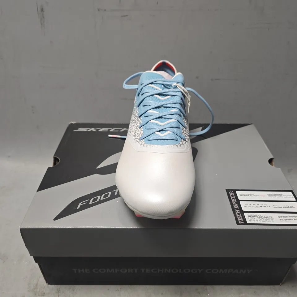 BOXED PAIR OF SKECHERS RAZOR 1.5 FOOTBALL BOOTS IN WHITE/TURQUOISE - UK 9.5