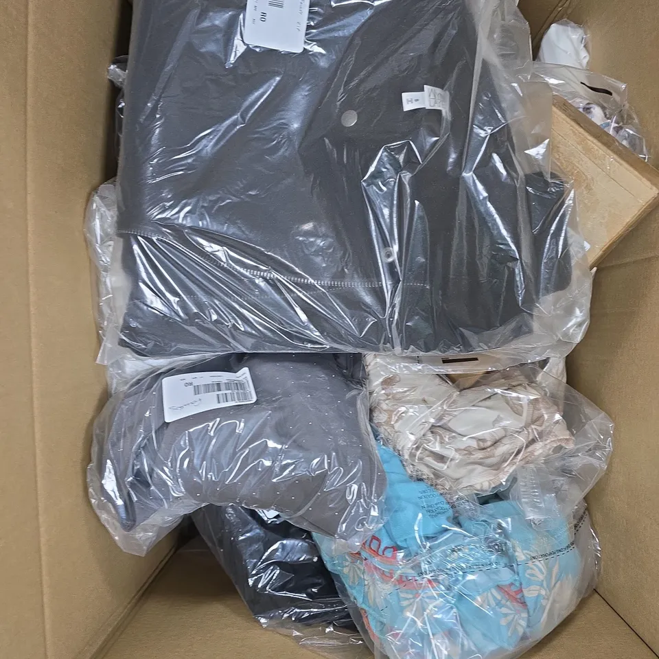 APPROXIMATELY 15 ASSORTED WOMENS CLOTHING PRODUCTS IN VARIOUS STYLES & SIZES 