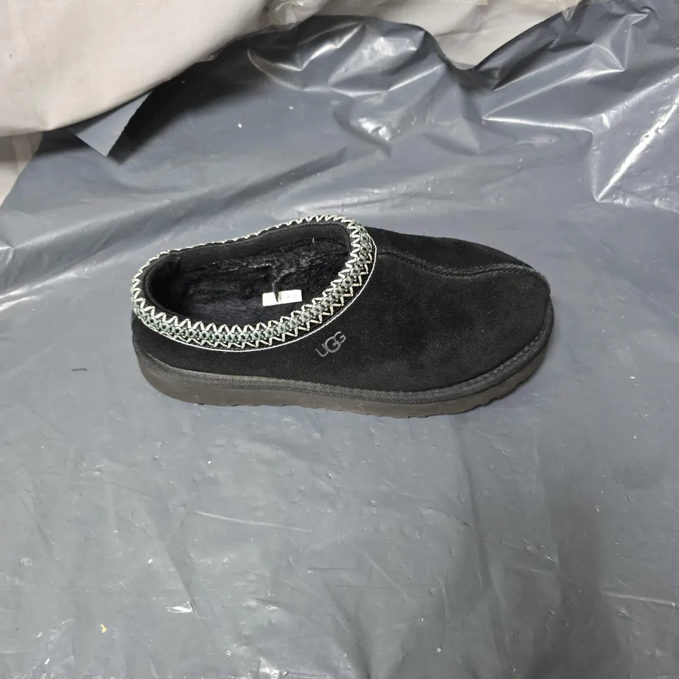 BLACK UGG SLIPPERS SIZE UK 5. UNBOXED