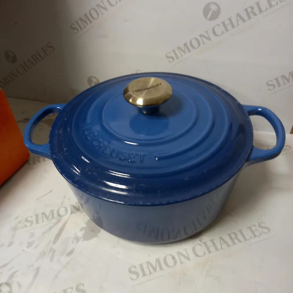 LE CREUSET SIGNATURE ENAMELLED CAST IRON ROUND CASSEROLE DISH