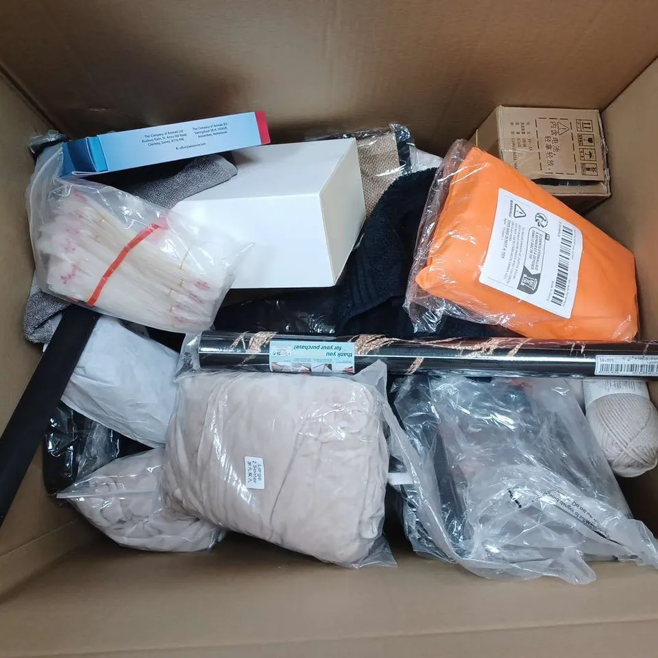 APPROXIMATELY 12 HOUSEHOLD ITEMS TO INCLUDE BATH SHEET, FLOOR MAT, WINDOW FILM, ETC - COLLECTION ONLY