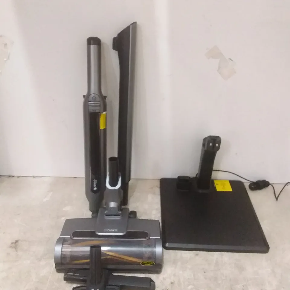 BOXED SHARK WANDVAC SYSTEM 