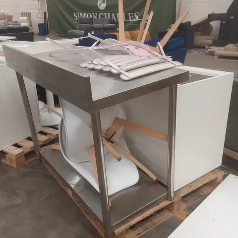 PALLET CONTAINING ASSORTED RESTAURANT ITEMS