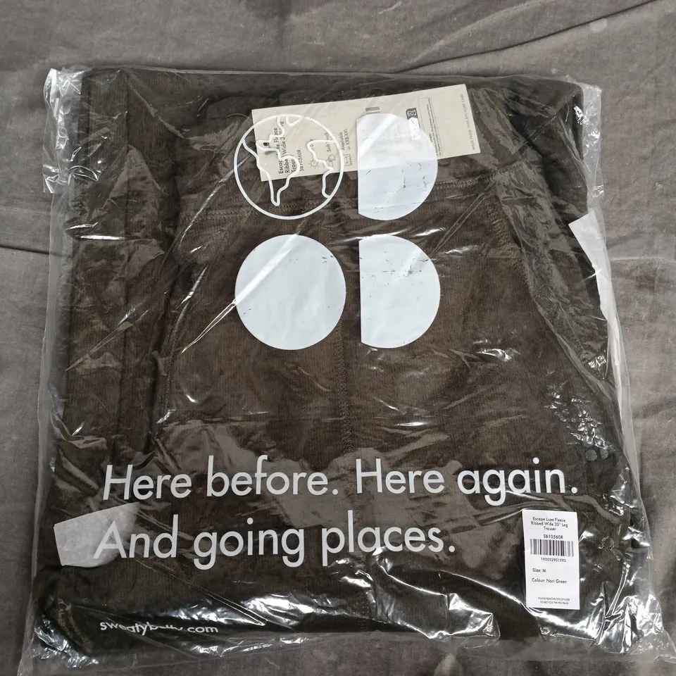 BAGGED SWEATY BETTY LONDON ESCAPE LUXE FLEECE RIBBED WIDE-LEG TROUSERS – SIZE M, COLOUR NORI GREEN