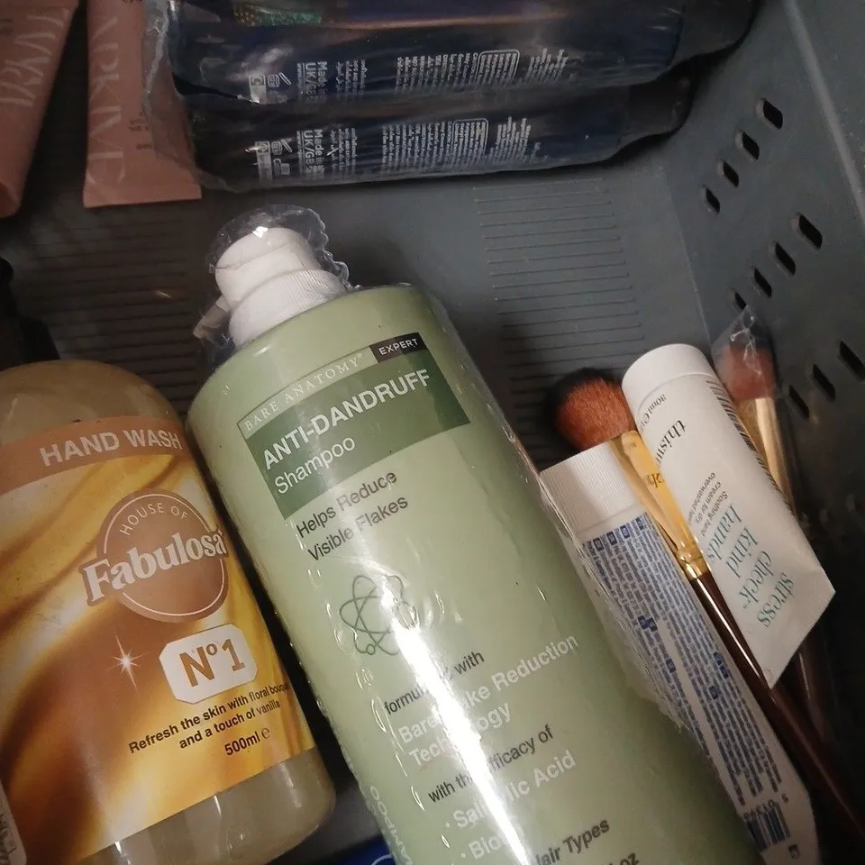 APPROX 12 ASSORTED BEAUTY PRODUCTS TO INCLUDE AUSSIE CONDITIONER, BIO-OIL HERBAL ESSENCE CONDITIONER, ETC