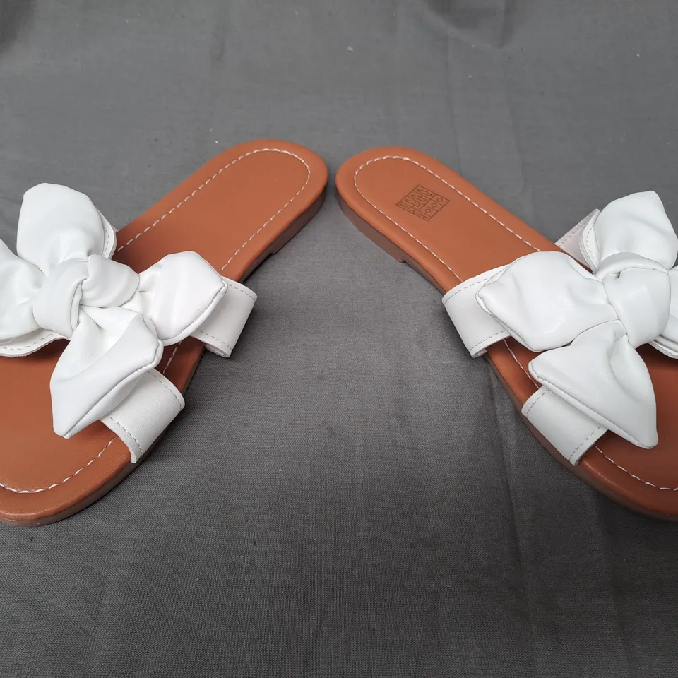 BOXED PAIR OF DESIGNER OPEN TOE FLAT SANDALS IN WHITE W. BOW DETAIL EU SIZE 35