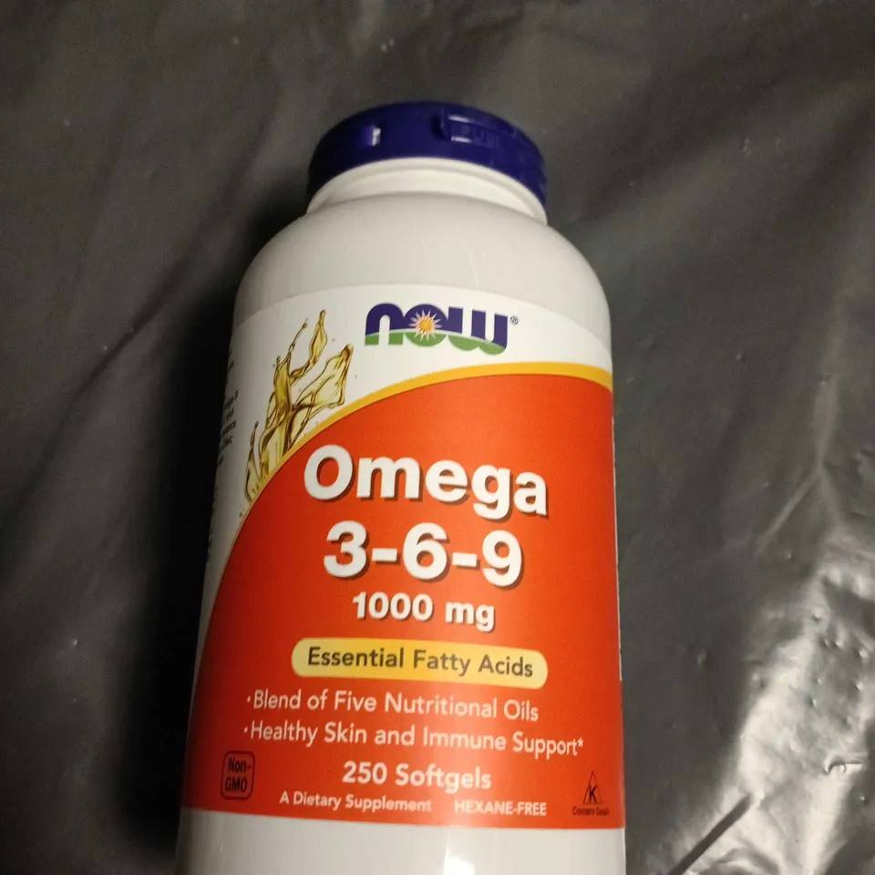 APPROXIMATELY 20 ASSORTED VITAMIN AND SUPPLEMENT ITEMS INCLUDING ELAVATE FEMLE MULTIVITAMIN , VITABIOTICS JOINTCARE AND NOW OMEGA 3-6-9 