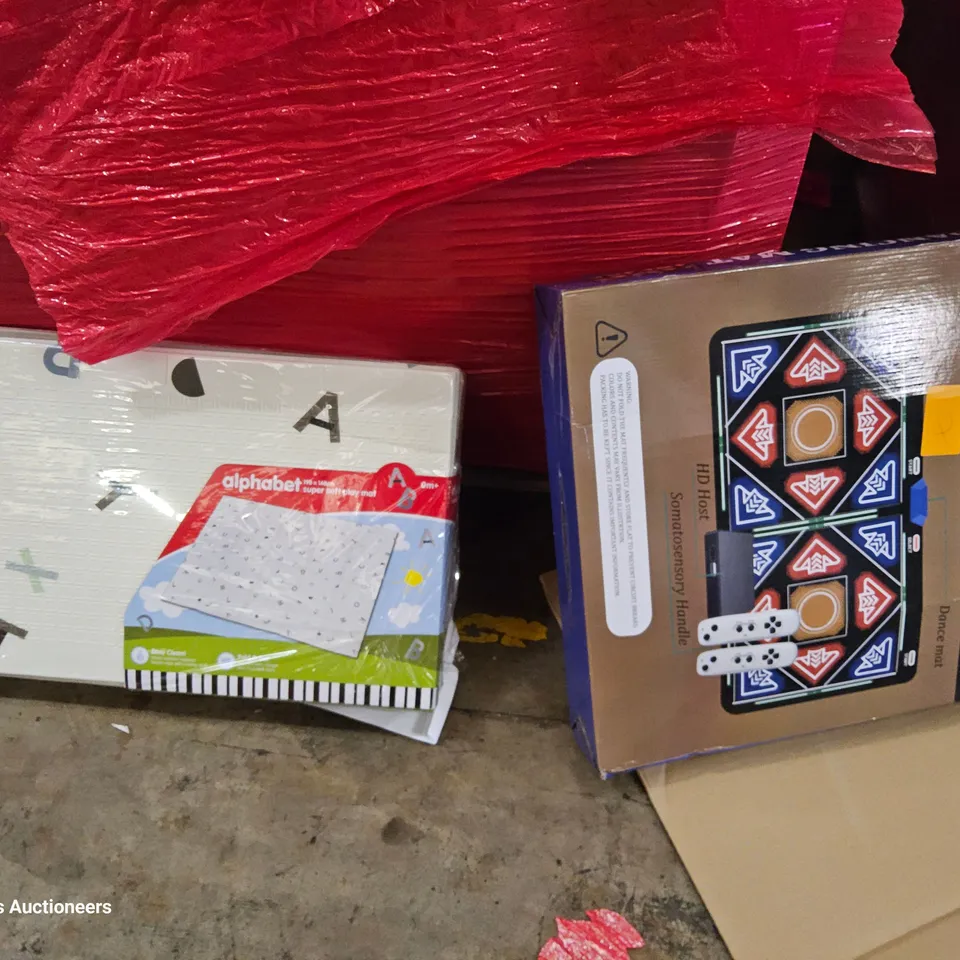 PALLET OF ASSORTED ITEMS TO INCLUDE, ROUND BALLOON ARCH KIT, DANCE MATS, ALPHABET PLAY MAT, BATH SEAT, CAMERA DANCE MATS.