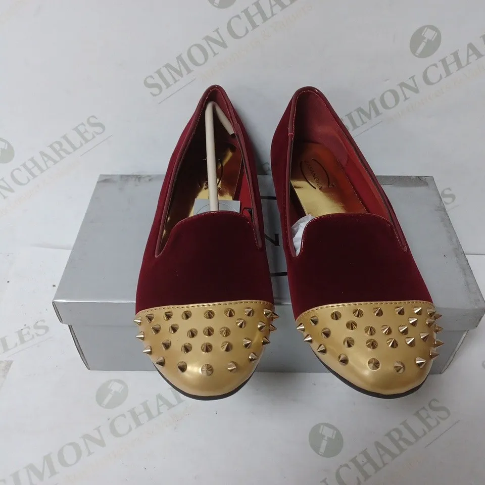BOXED PAIR OF CASANDRA SLIP ON SHOES IN BORDEAUX SIZE 4