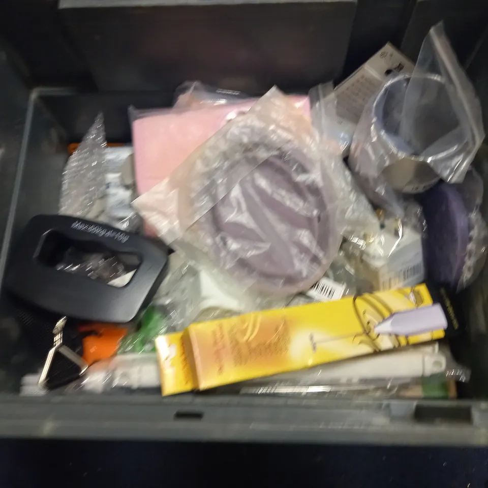 LOT OF ASSORTED HOUSEHOLD ITEMS TO INCLUDE ANT CLEAR POWDER, LOOP ENGAGE AND COMBINATION PADLOCK