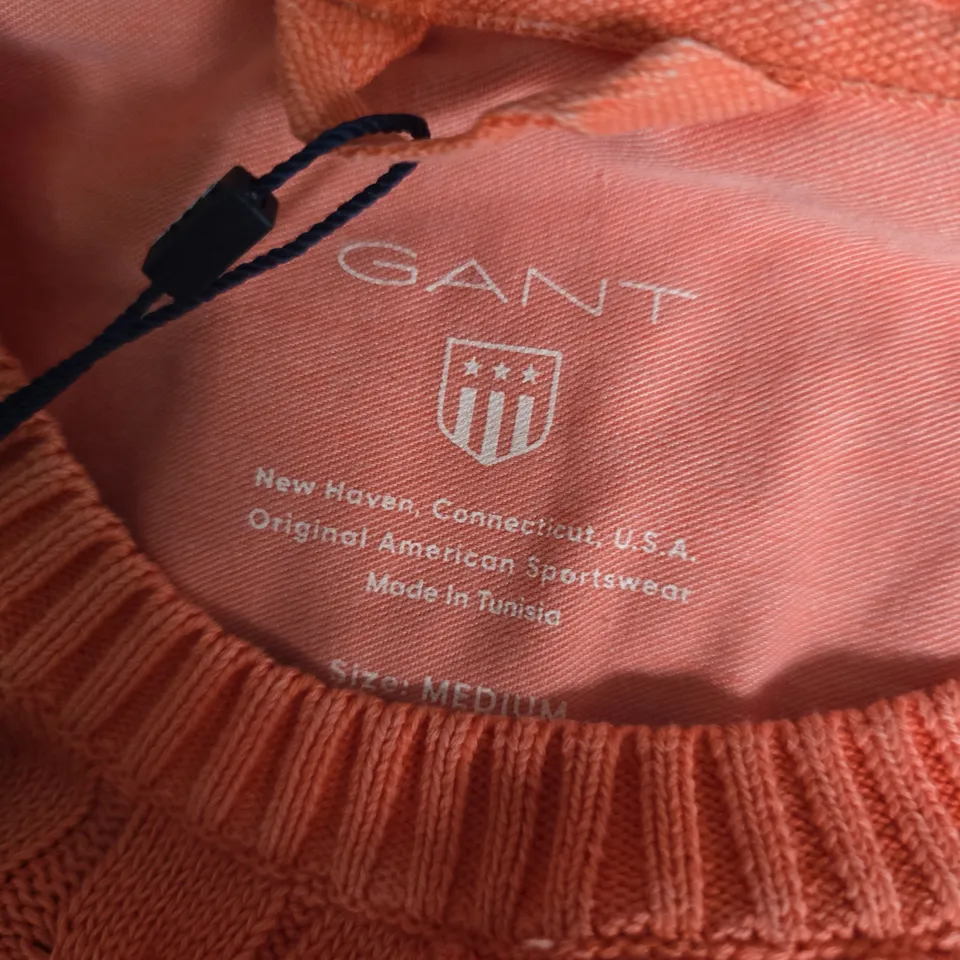 GANT SUNBLEACHED CABLE CREW SWEATER – STRONG CORAL, SIZE M