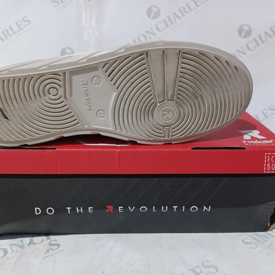 BOXED PAIR OF RIEKER REVOLUTION LACE UP TRAINERS IN OFF WHITE SIZE 7.5
