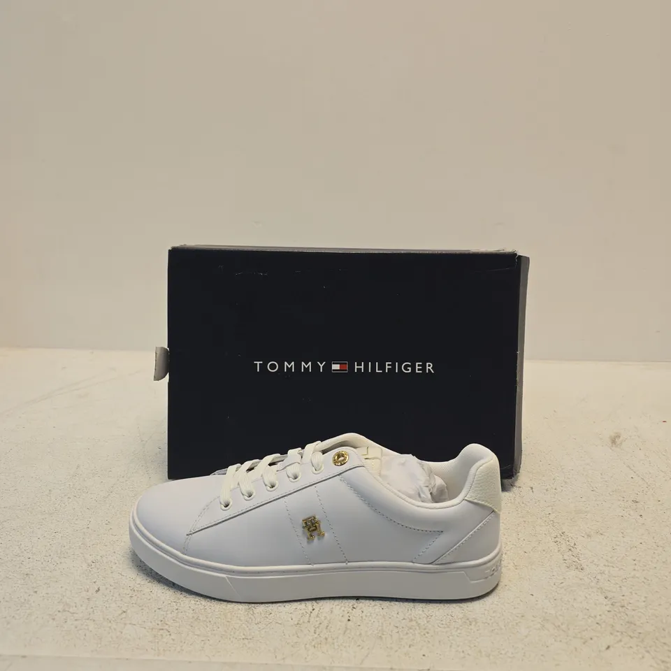 TOMMY HILFIGER WHITE LEATHER COURT SNEAKER – UK 6 (EU 39) – BOXED