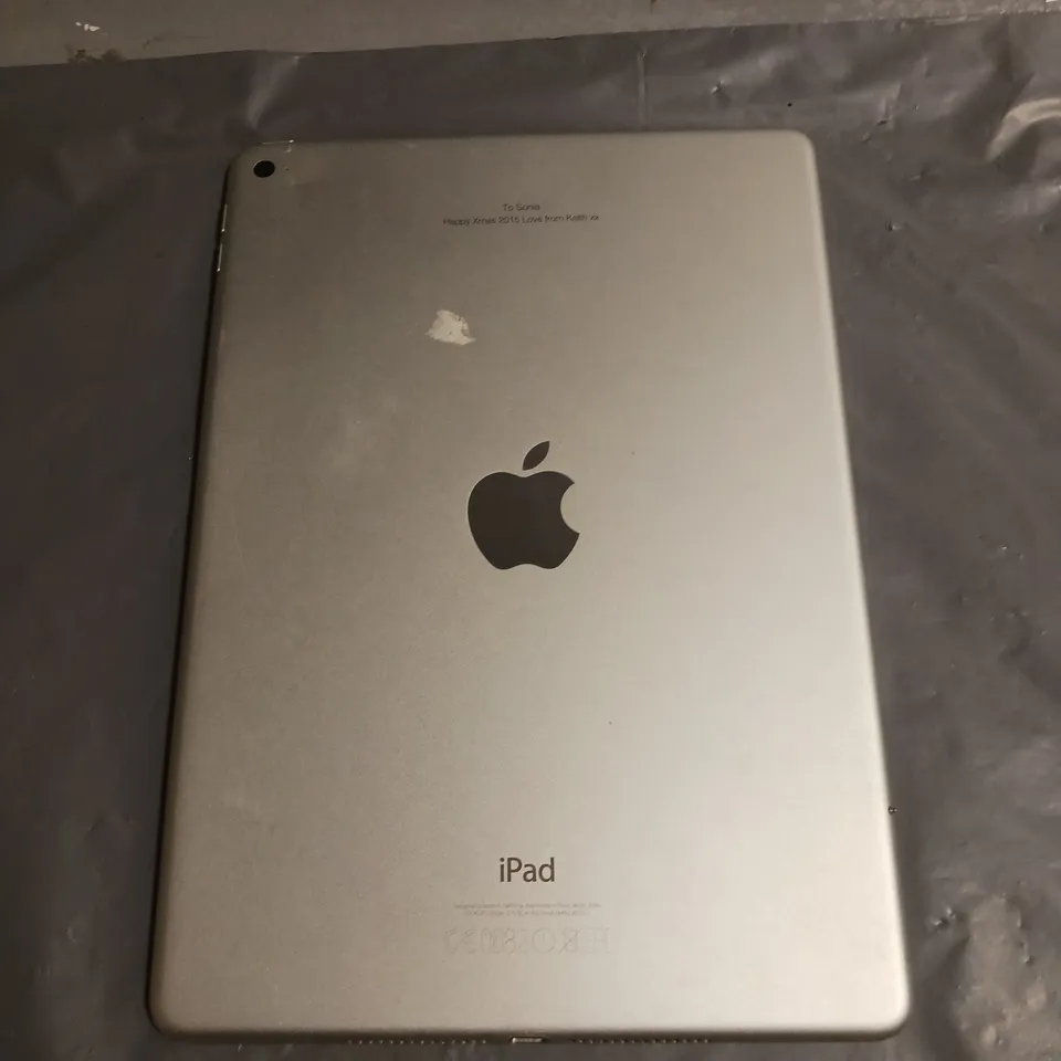 APPLE IPAD AIR 2 TABLET IN WHITE/SILVER