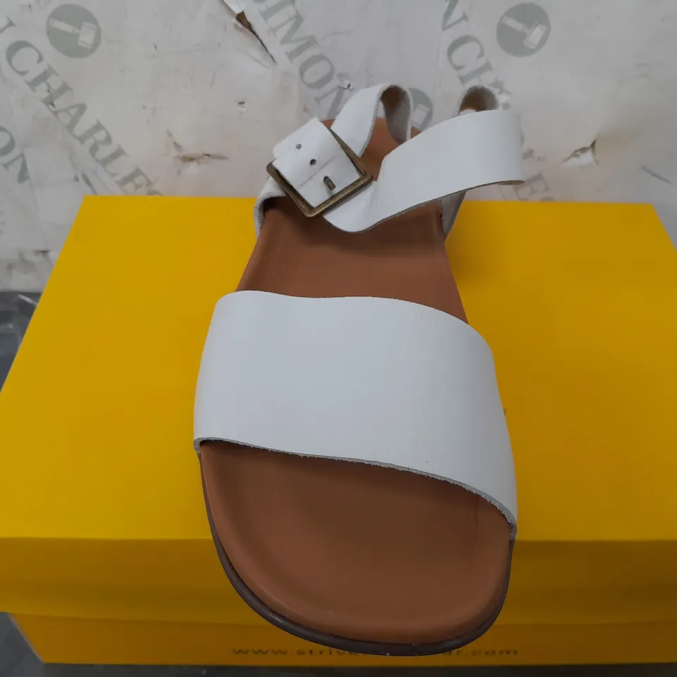 BOXED STRIVE CARA SANDALS IN WHITE - UK 6