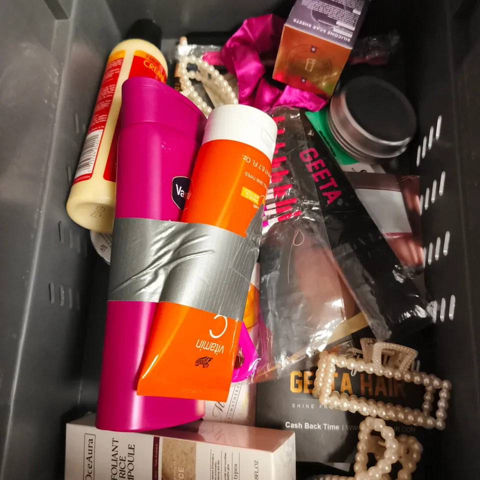 APPROXIMATEY 20 ASSORTED HEALTH AND BEAUTY PRODUCTS TO INCLUDE - FALSE EYELASH CLUSTERS - ETERNITE HYALURONIC HAND CREAM - PALMER'S COCOA BUTTER BRONZE BODY LOTION - ETC