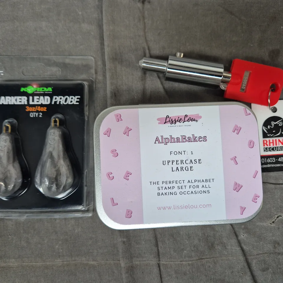 APPROXIMATELY 10 ASSORTED HOUSEHOLD ITEMS TO INCLUDE MARKER LEAD PROBES, UPPERCASE STAMP SET FOR BAKING, ETC