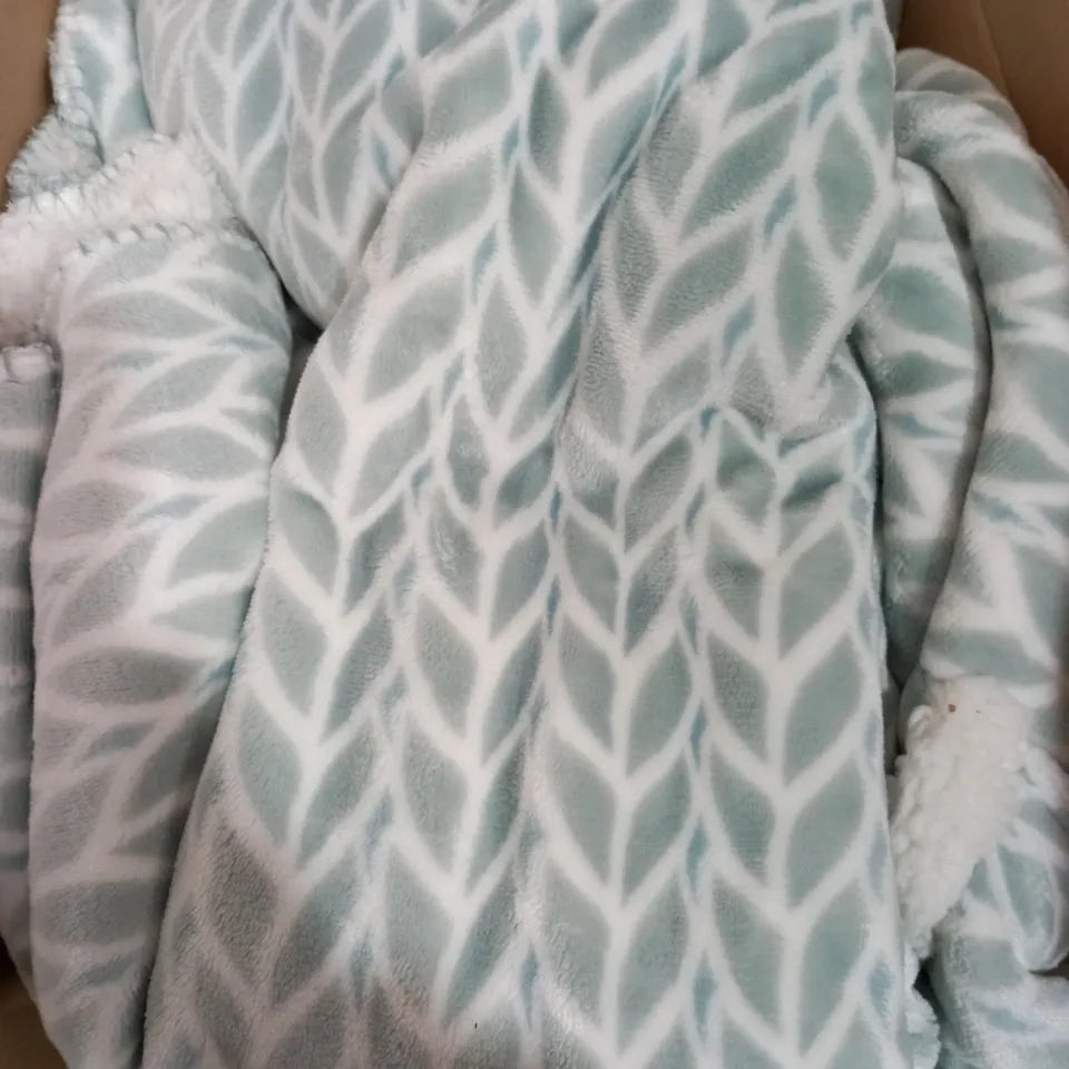 COZEE HOME DOUBLE BRAID PRINT VELVETSOFT & SHERPA WRAP