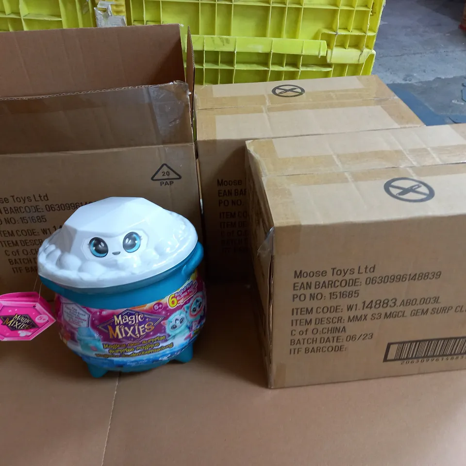 LARGE QUANTITY OF ASSORTED ITEMS TO INCLUDE MAGIC MIXIES SURPRISE TOYS, RAPOO MOUSE, THE GOOD PART BOOK, BATHROBE AND SHOES
