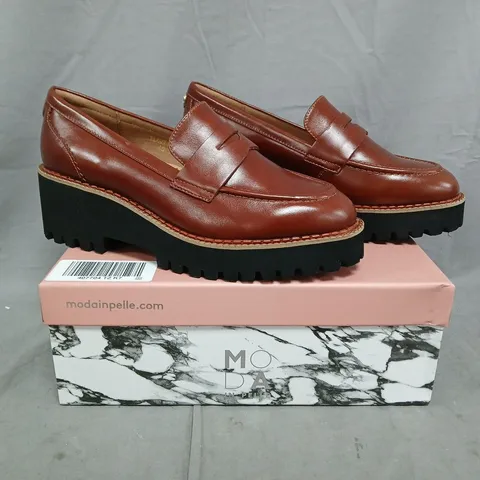 BOXED PAIR OF MODA IN PELLE CHUNKY SOLE WEDGE LOAFERS IN TAN SIZE UK 7