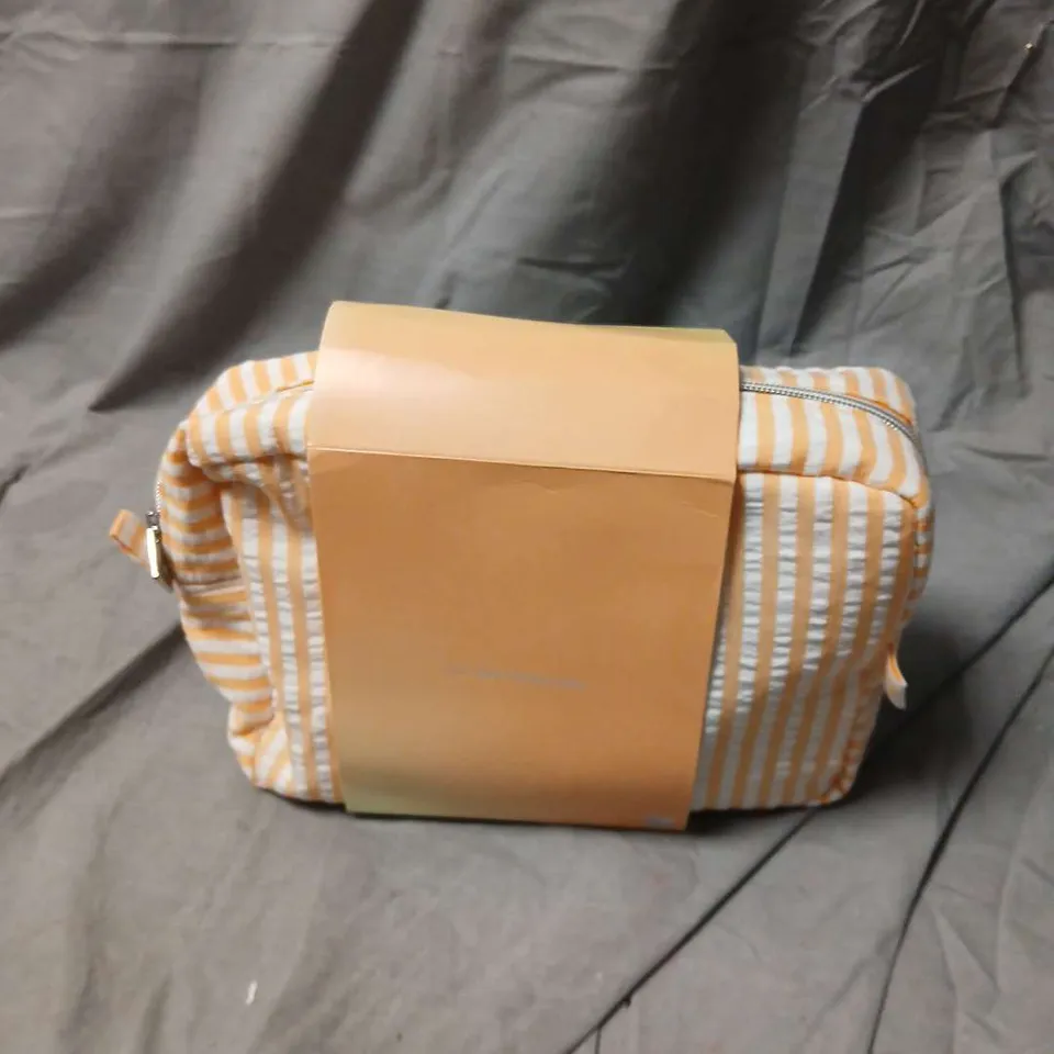 THE HAIR VOLUME EDIT – HAIR CARE SET IN STRIPED CARRY BAG