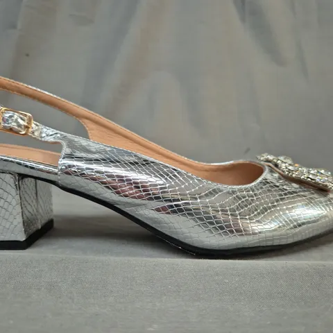 BOXED PAIR OF DESIGNER POINTED TOE BLOCK HEEL SHOES IN METALLIC SILVER W. JEWEL DETAIL EU SIZE 43