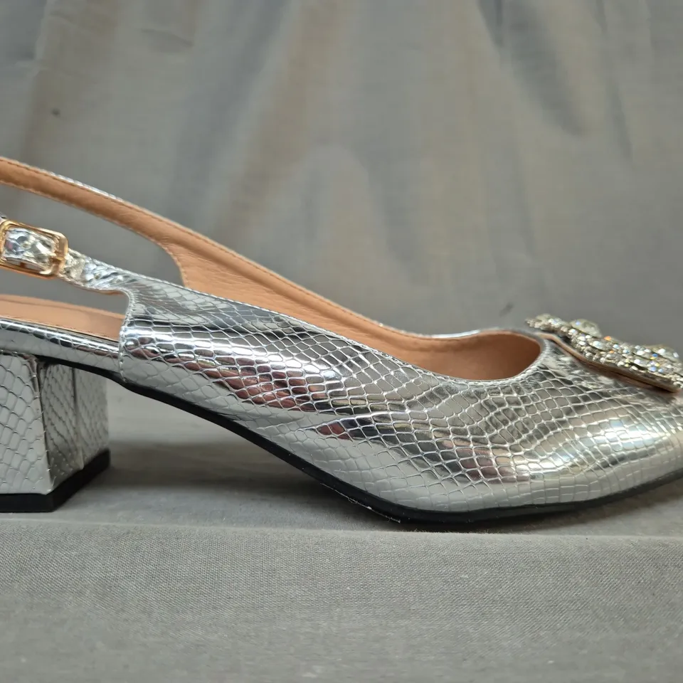 BOXED PAIR OF DESIGNER POINTED TOE BLOCK HEEL SHOES IN METALLIC SILVER W. JEWEL DETAIL EU SIZE 43