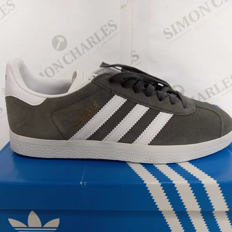 BOXED PAIR OF ADIDAS ORIGINALS GAZELLE TRAINERS - GREY/WHITE - UK 4.5