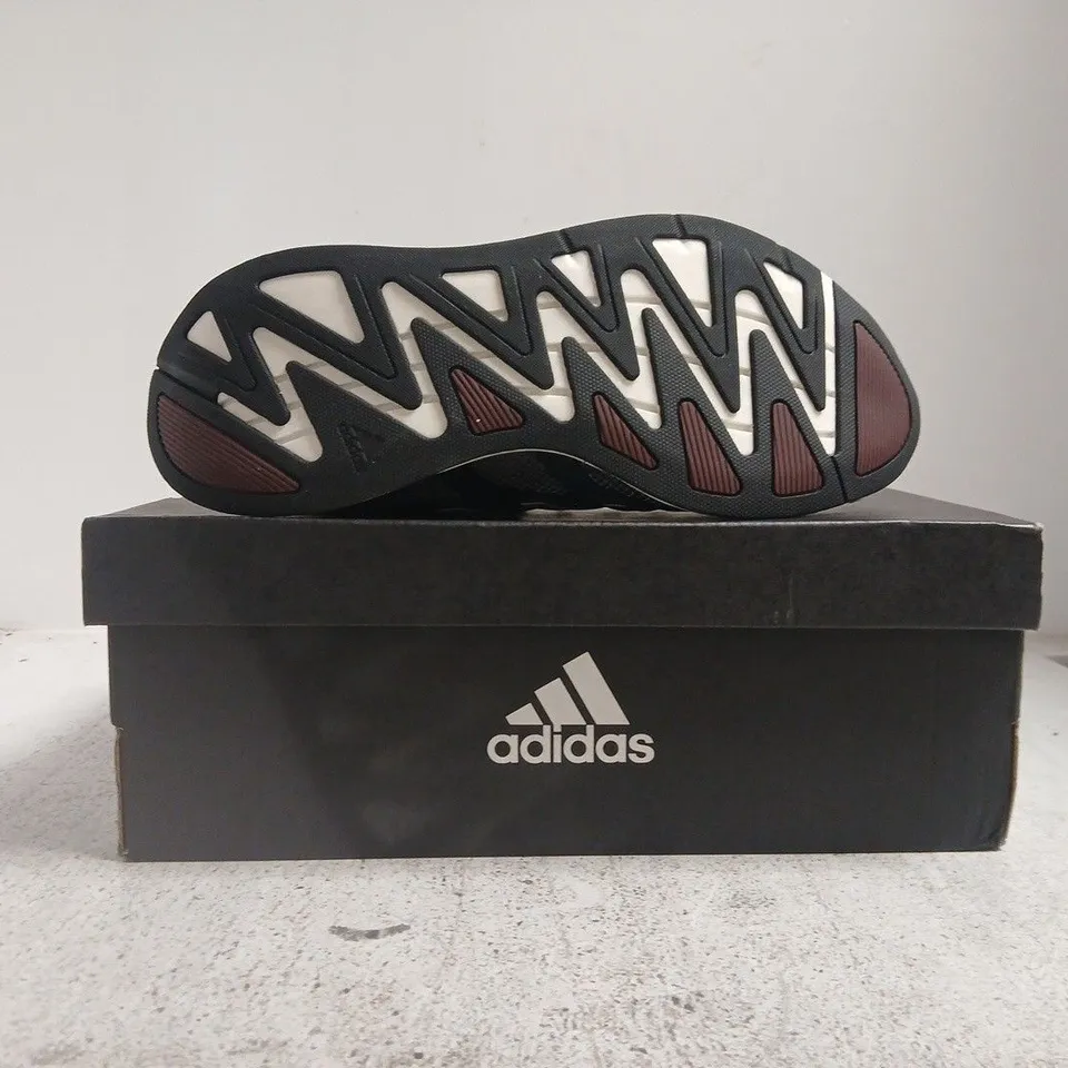 BOXED PAIR OF ADIDAS ADIZERO ARUKU TRAINERS IN GREY SIZE UK 7