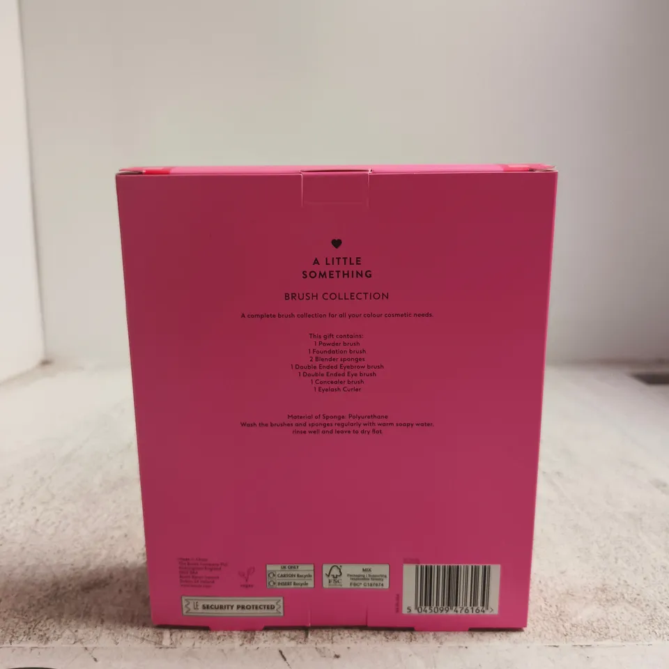A LITTLE SOMETHING BRUSH COLLECTION – PINK MAKE-UP BRUSH SET (BOXED) 