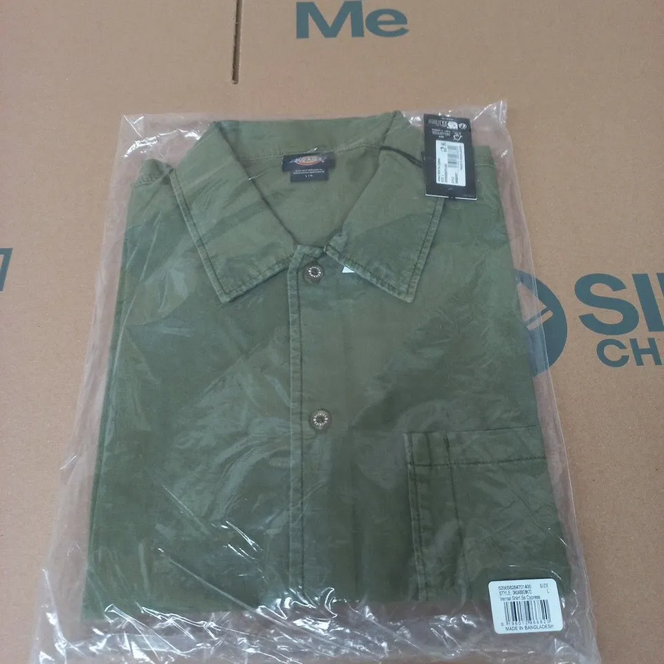 BAGGED DICKIES VERNAL SHIRT SS CYPRESS – MEN'S GREEN SHIRT, SIZE L