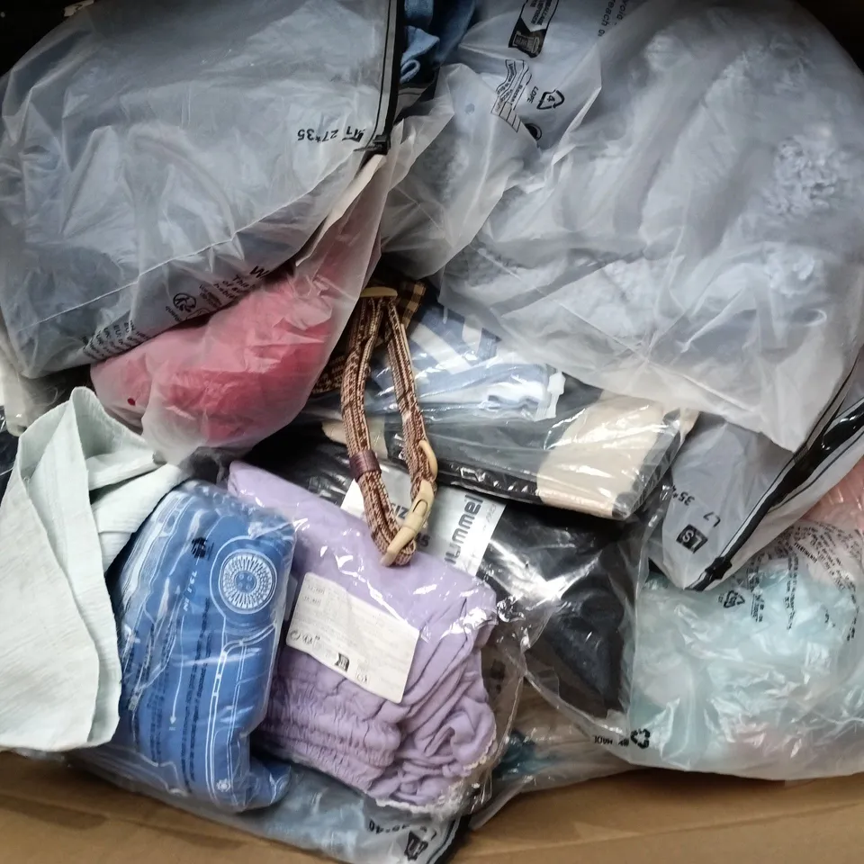 APPROXIMATELY 30 ASSORTED CLOTHING ITEMS IN VARIOUS SIZES, STYLES & COLOURS TO INCLUDE BRANDS SUCH AS HUMMEL, F&F, M&S, ETC - COLLECTION ONLY