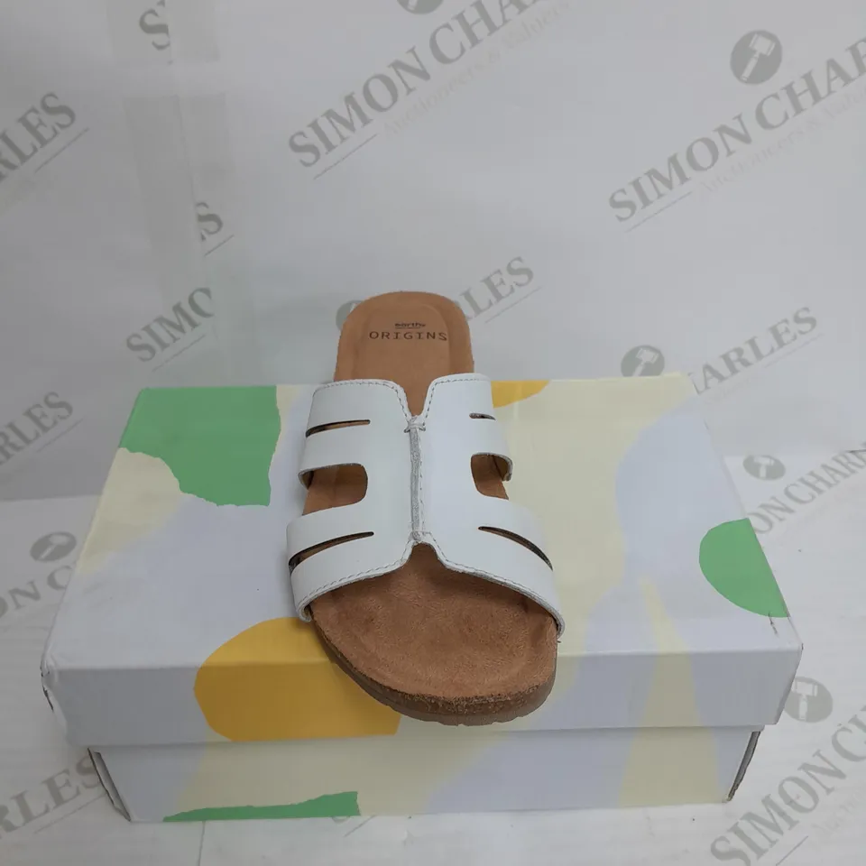 BOXED PAIR OF EARTH ORIGINS OPEN TOE SANDALS IN TAN UK SIZE 3