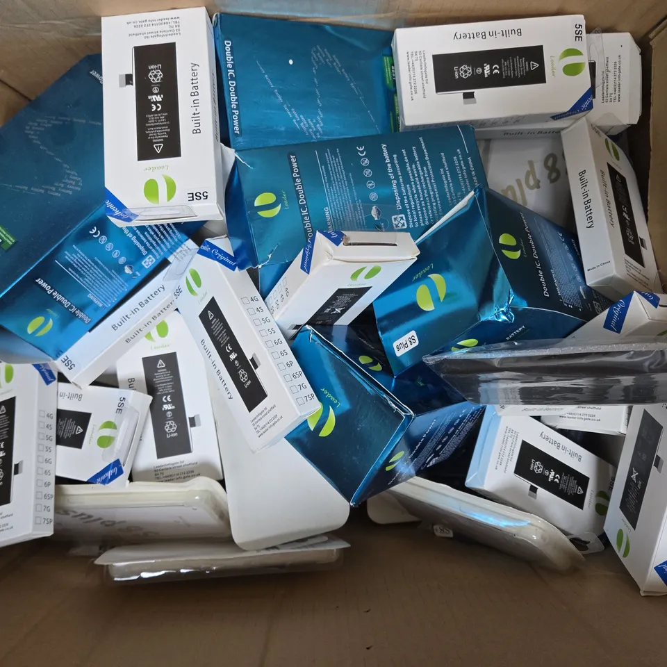 BOX OF APPROXIMATLEY 30 ASSORTED ITEMS TO INCLUDE - MOBILE PHONE CASES , LEADER BUILT IN BATTERY , S8+ DOUBLE IC DOUBLE POWER ETC