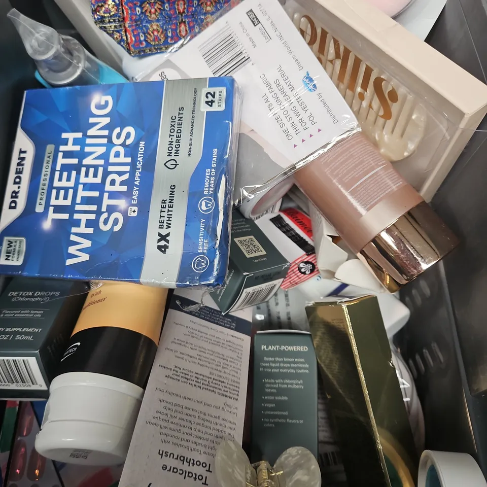APPROXIMATEY 20 HEALTH AND BEAUTY PRODUCTS TO INCLUD - BALLAMIANTA - HAIR BRUSH - BIC MISS SOLEIL - FOOT BARM - ETC
