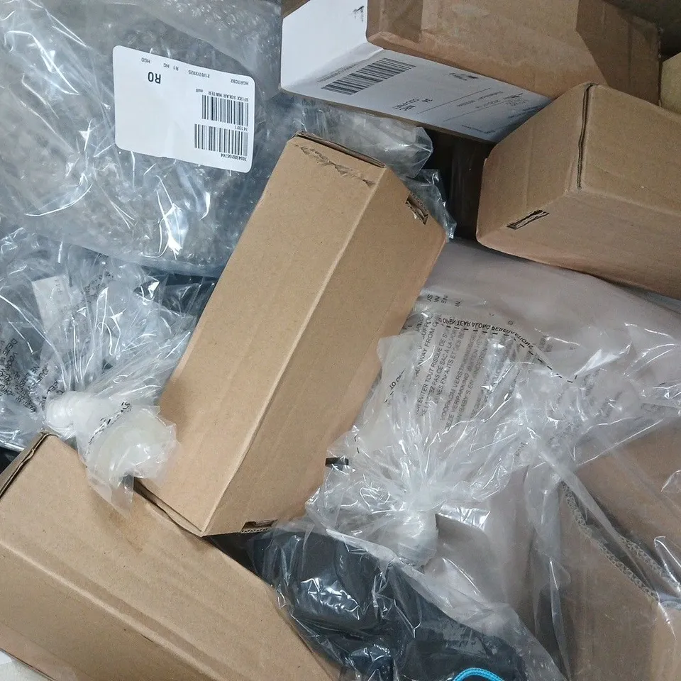 BOX OF APPROXIMATELY 15 ASSORTED HOUSEHOLD ITEMS TO INCLUDE SOLAR WALL LAMPS, POWER BANK, ETC - COLLECTION ONLY