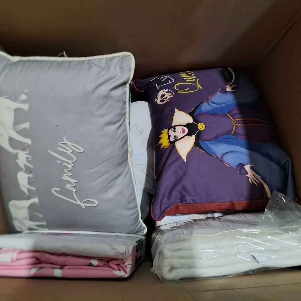 LOT OF APPROXIMATELY 15 ASSORTED BEDDING AND SOFT FURNISHING ITEMS TO INCLUDE SHERPA THROW, DUVETS AND SLEEP BAG