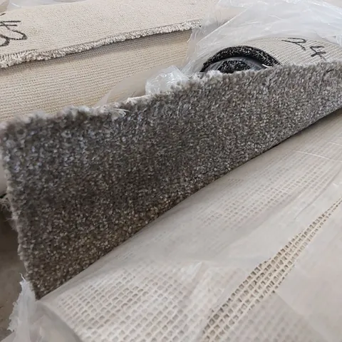 ROLL OF QUALITY CARPET // SIZE: APPROXIMATELY 4 X 2m