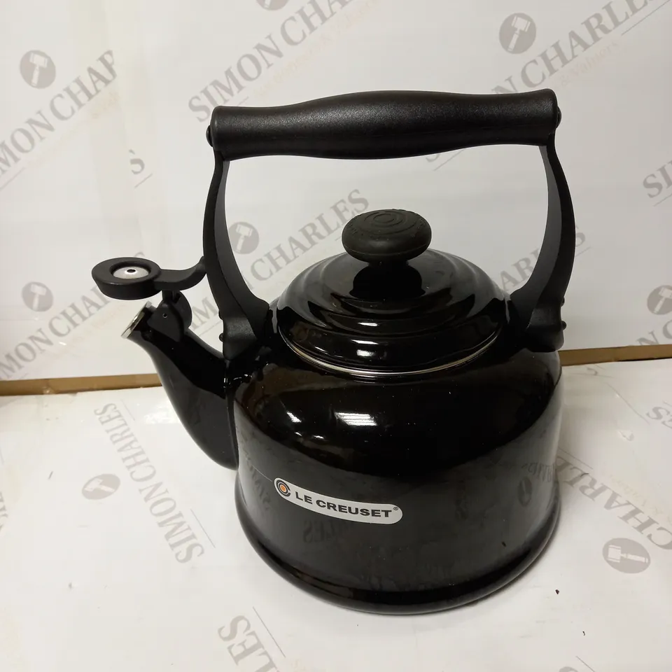 LE CREUSET TRADITIONAL STOVE-TOP KETTLE WITH WHISTLE, SUITABLE FOR ALL HOB TYPES, 2.1 L, BLACK