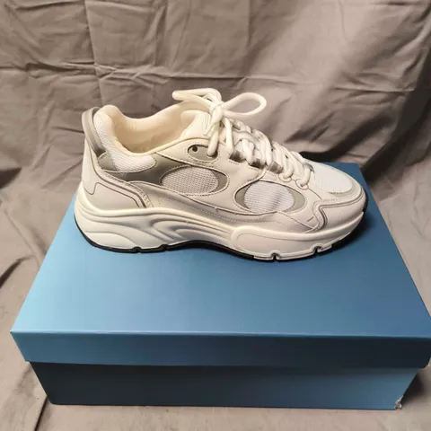 CLEENS PULSE RUNNER TRAINERS IN MERCURY - 8