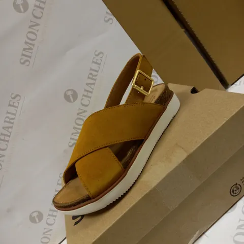 BRAND NEW CLARKS ELAYNE CROSS SANDAL SIZE 3