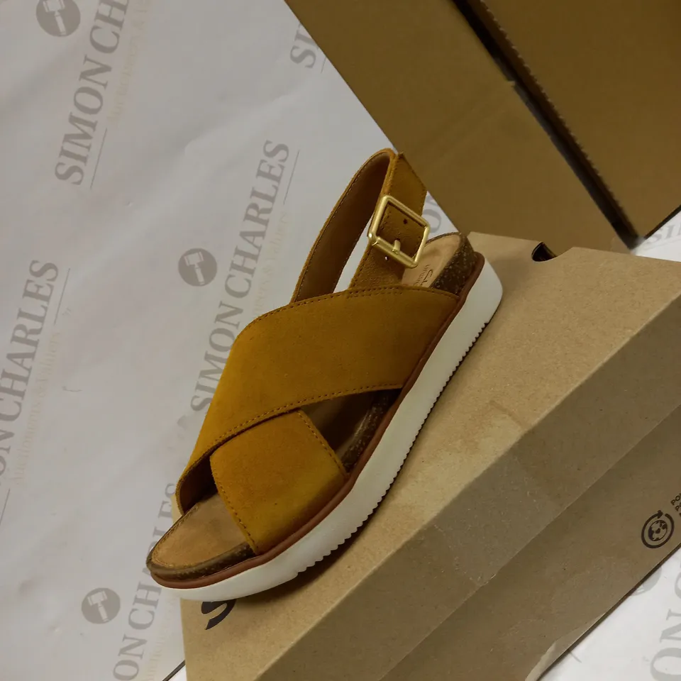 BRAND NEW CLARKS ELAYNE CROSS SANDAL SIZE 3 