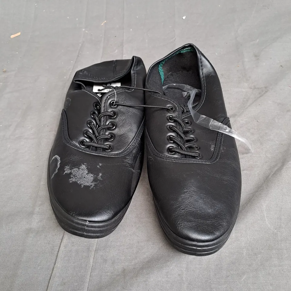 BOX OF APPROXIMATLY 10 BLACK FLATS SHOES IN VARIOUS SIZE 