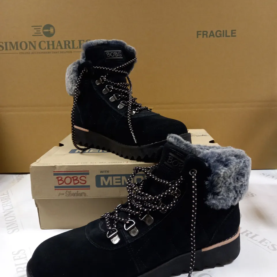 SKECHERS MOUNT HIKER SUEDE BOOTS - SIZE 5