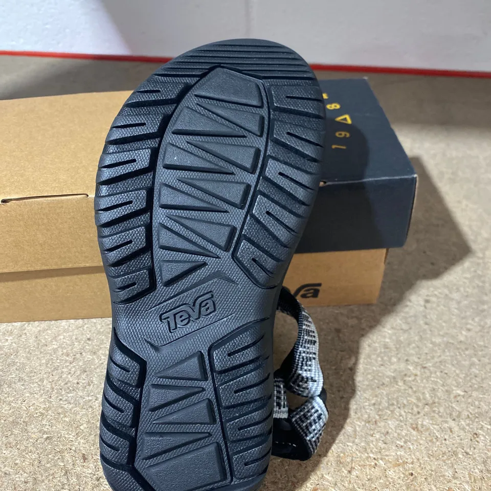 BOXED PAIR OF TEVA W HURRICANE SANDALS SIZE 4